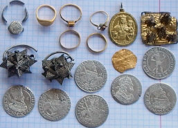 Небольшой, но весьма ценный, клад монет и украшений развитого и позднего средневековья: перстни, кольца, колты, ладанка.
