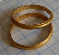 Золотые кольца с надписью 'PAN BOG NADZIEIA MOIA'