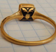 Позднесредневековый золотой перстень с глубокой чеканкой чернением и красным камнем