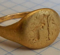 Золотой шляхетский перстень c затертой гербовой фигурой