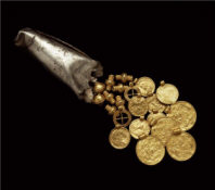 Клад золотых кулонов и монет в Дании