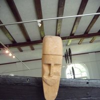 Копия деревянной головы человека, поставленная на на Нидамский корабль, найдена во время раскопок на Нидамской топи в 1997 году