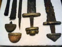 Мечи типа H и К2 по Я. Петерсону, отстатки мечей, скрамасакс, согнутый наконечник копья
