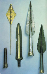 Серебряные с позолотой наконечники копий, кинжал, шпилька. 2 тысячелетие до н. э.