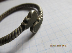 Древнерусский серебряный псевдовитой браслет с фигурными расширениями на кончиках, украшенными чернью.