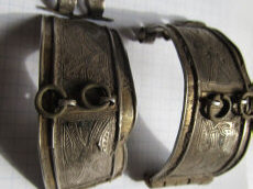 Древнерусский серебряный наруч, украшенный позолотой и чеканкой. Интересная деталь: кольца для подвеса чего-то