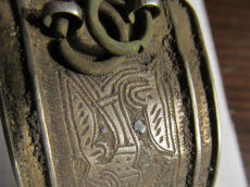 Древнерусский серебряный наруч, украшенный позолотой и чеканкой. Интересная деталь: кольца для подвеса чего-то