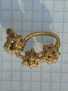 Трехбусинное височное кольцо, золото, филигрань, зернь. 12-13 век