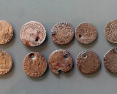 Украшение из серебряных монет