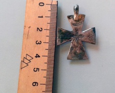 Крестик серебряный с плавно расширяющимися лучами, 17 век