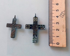 Крестики бронзовые с перегородчатыми эмалями, 17 век