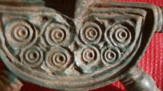 Щиток славянской пальчатой фибулы с S-образым циркульным орнаментом