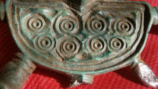 Щиток славянской пальчатой фибулы с S-образым циркульным орнаментом