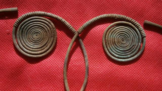 Славянские С-образные височные подвесны кольца со спиральным окончанием
