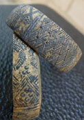 Бронзовый раннесредневековый браслет, орнамент «засеянное поле»