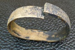 Раннесредневековый бронзовый браслет