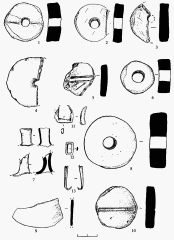 Керамические (1-6, 8,10), стеклянные (7, 9) предметы и изделия из цветных металлов (11-13): 1-2 — раскоп 7, хоз. яма 2; 3 — раскоп 7, хоз. яма 8; 4 — раскоп 9, А 7-8; 5 -раскоп 7, хоз. яма 1; 6 — раскоп 9, помещение 10; 8 — раскоп 9, квадратД9; 10, 13 -раскоп б, помещение 5; 7,9 — раскоп 9, помещение 10, дно; 11 — раскоп 5, погребение 1; 12 — подъемный материал.