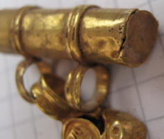 Золотая трубка-противовес от нагрудного ювелирного украения
