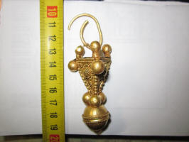 Серьга золотая, украшена зернью. VII-VIII век