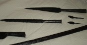 Находки различных железных предметов: сечка для капусты, сабля, пика, копьё, наконечники стрел