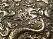 Изображения драконов на китайском палаше