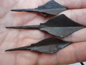 Средневековые железные наконечники стрел после расчистки