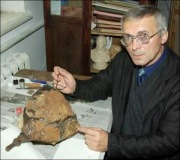 Богдан Прищепа, 50 лет, археолог из Ровно, возобновил кованый шлем древнерусского воина середины XIII ст.