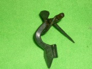 Двучленная 'воинская' фибула с ромбической ножкой и сплошным приемником, IV в.