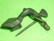 Двучленная 'воинская' фибула с ромбической ножкой и сплошным приемником, IV в.