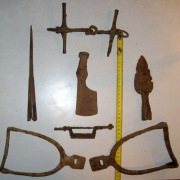 Хазары, набор воина - топор (вес436 гр.), 2 наконечника копья, стремена, удила, фибула