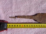 Клинок обоюдоострый с хвостовиком, длиной 84 см