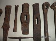 Орудия труда: два молота, долото, колышки, лопатка, наконечник гарпуна