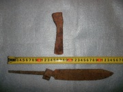 Маленький топорик-колун и большой нож со скосом на острие