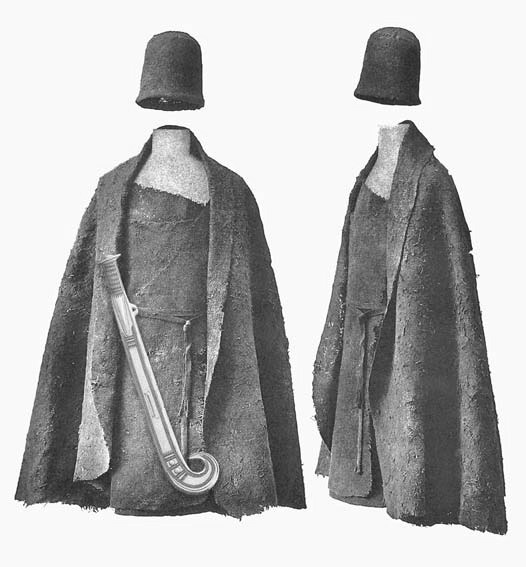 Воин эпохи бронзы, реконструирован на основе погребального инвентаря и тканей, найденных в датских дубовых гробах 