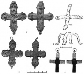 1, 3 — створки энколпионов; 4 — крест зеленого камня; 2 — литургическая звездица — из погребений при храме св. Константина на плато Мангуп-Кале