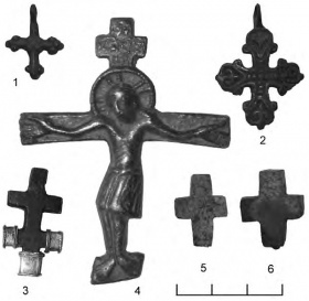 Кресты-тельники и накладка с Распятием:  1-2, 4 — медный сплав; 3 — камень, золото; 5-6 — пирофиллит