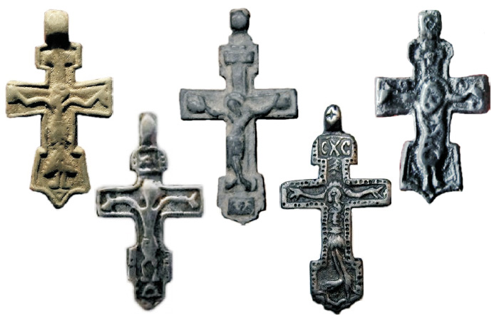 Редкие нательные килевидные кресты XV-XVI вв. с изображением распятого Иисуса Христа