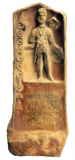 Надгробие сигнифера Квинта Лукция Фавста из XV Первородной Фортуны (Primigenia) легиона.