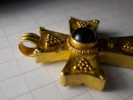 Византийский золотой крест с гранатом и зернью, VI - начало VII ст.
