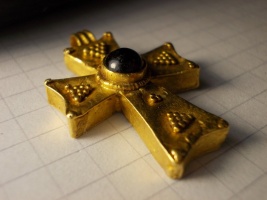Византийский золотой крест с гранатом и зернью, VI - начало VII ст.